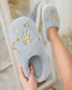 Royalfashion Niebiesko - szare damskie futrzane kapcie z ozdobami Erserra