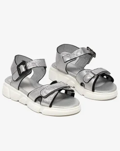 Royalfashion Srebrne błyszczące sandały dziewczęce Jenilo