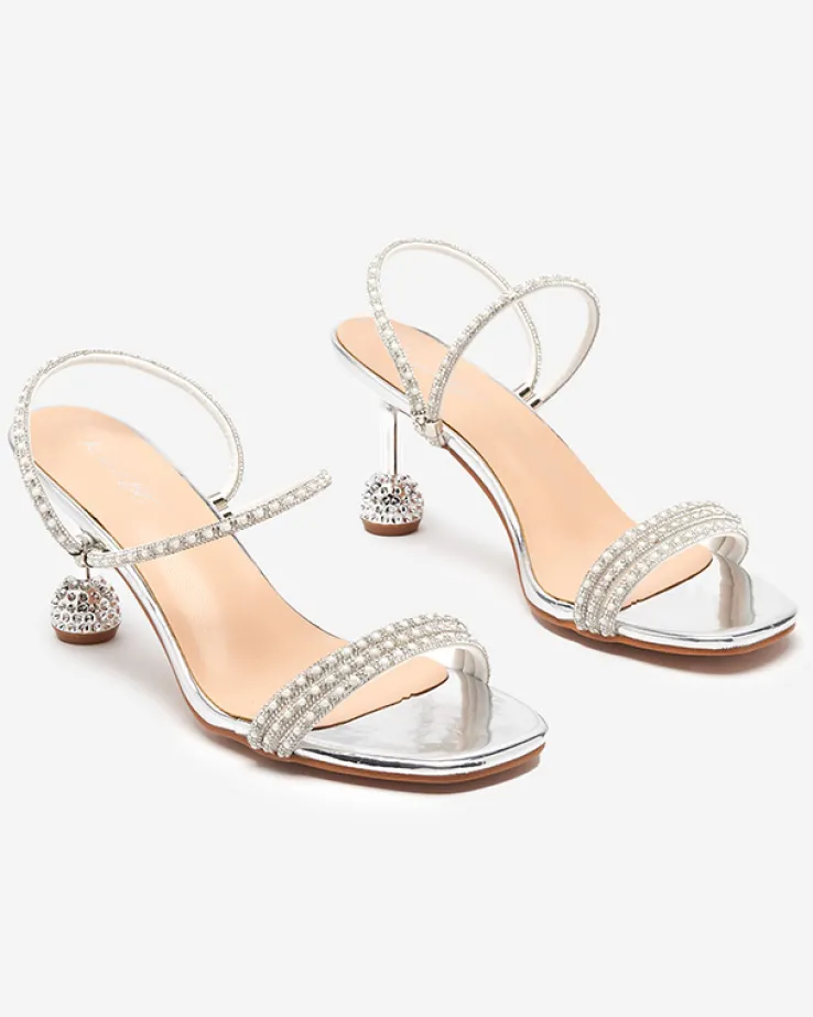 Royalfashion Srebrne lakierowane klapki na niskim obcasie Lakopi