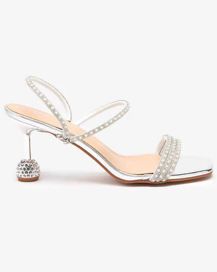 Royalfashion Srebrne lakierowane klapki na niskim obcasie Lakopi