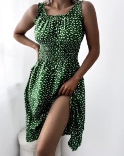 Royalfashion Sukienka damska za kolano z printem w kolorze ciemnozielonym