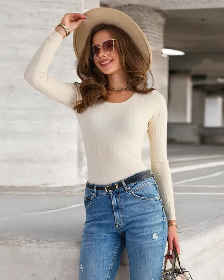 Royalfashion Sweter damski z okrągłym dekoltem w kolorze beżowym