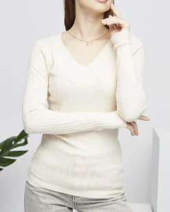 Royalfashion Sweter damski z dekoltem w serek w kolorze beżowym