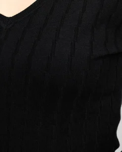 Royalfashion Sweter damski z dekoltem w serek w kolorze czarnym