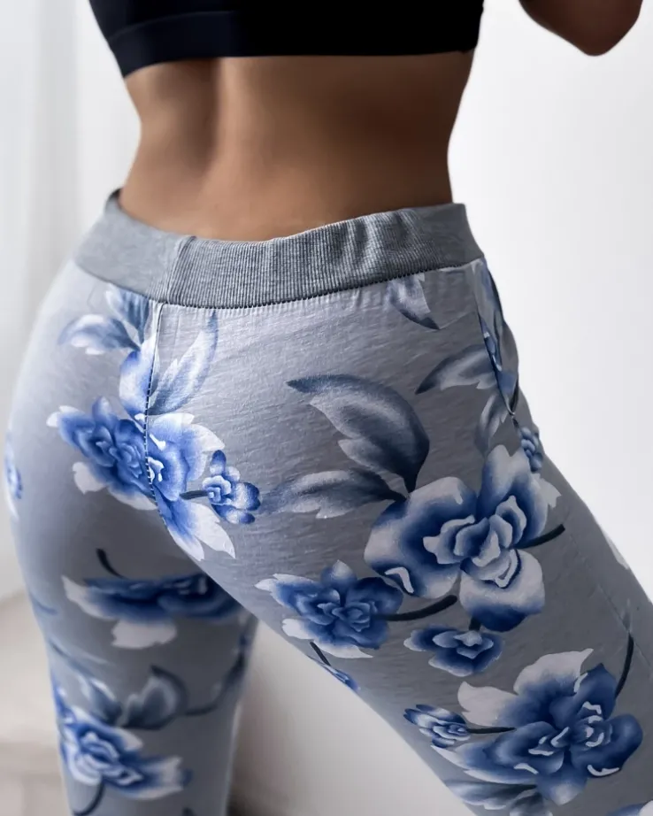 Royalfashion Szare damskie spodenki 3/4 z kwiatowym wzorem