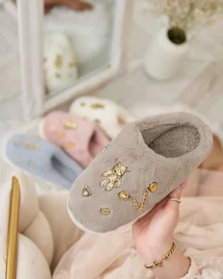 Royalfashion Szare damskie futrzane kapcie z ozdobami Erserra