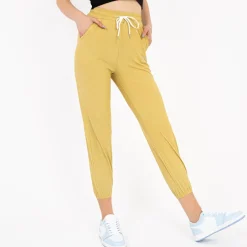 Royalfashion Żółte damskie spodnie materiałowe z naszywką