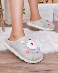 Royalfashion Świąteczne damskie kapcie w kolorze szarym Fertemse