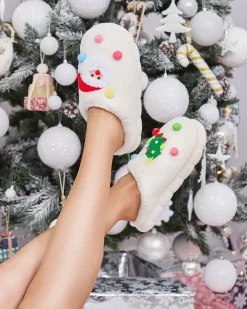 Royalfashion Świąteczne damskie kapcie w kolorze białym Fertemse