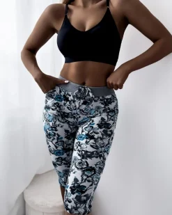 Royalfashion Wzorzyste spodenki damskie 3/4 w kolorze biało- turkusowym