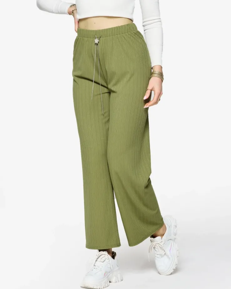 Royalfashion Zielone damskie szerokie spodnie prążkowane