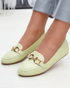 Royalfashion Zielone eko-skórzane damskie mokasyny z ozdobą Wiwet