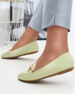 Royalfashion Zielone eko-skórzane damskie mokasyny z ozdobą Wiwet