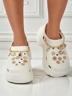 Sandały Caligae Aurelia Bianca z ozdobami chain w stylu glamour