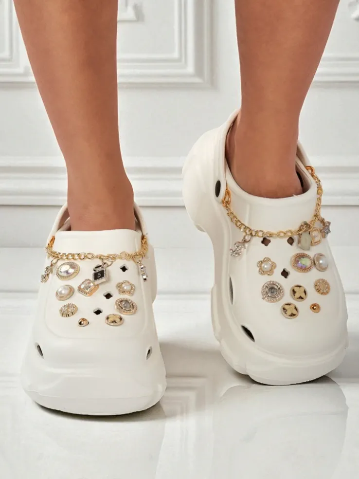 Sandały Caligae Aurelia Bianca z ozdobami chain w stylu glamour