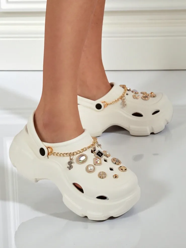 Sandały Caligae Aurelia Bianca z ozdobami chain w stylu glamour