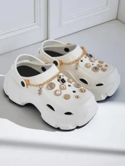 Sandały Caligae Aurelia Bianca z ozdobami chain w stylu glamour