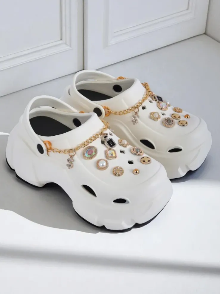 Sandały Caligae Aurelia Bianca z ozdobami chain w stylu glamour