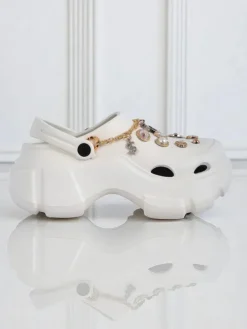 Sandały Caligae Aurelia Bianca z ozdobami chain w stylu glamour