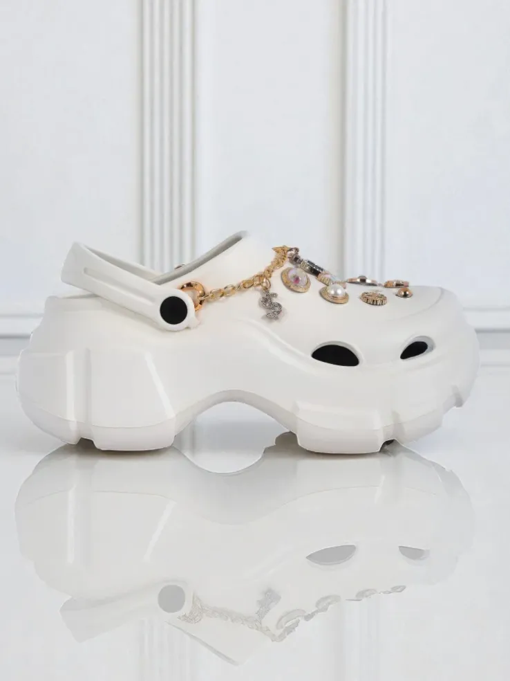 Sandały Caligae Aurelia Bianca z ozdobami chain w stylu glamour