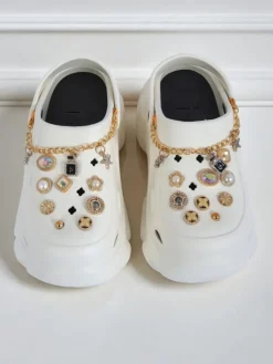 Sandały Caligae Aurelia Bianca z ozdobami chain w stylu glamour