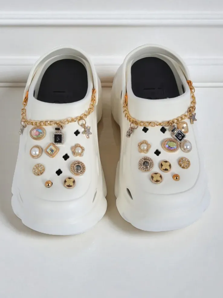 Sandały Caligae Aurelia Bianca z ozdobami chain w stylu glamour