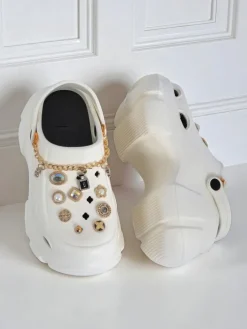 Sandały Caligae Aurelia Bianca z ozdobami chain w stylu glamour