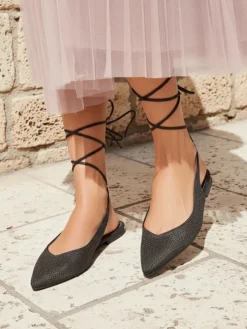 Sandały Damiane Nero - Czarne baleriny wiązane z tkaniny, płaski obcas