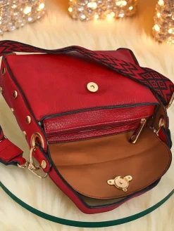 Torebka damska Ariadna Rosso z ekoskóry z ozdobną pszczółką czerwona