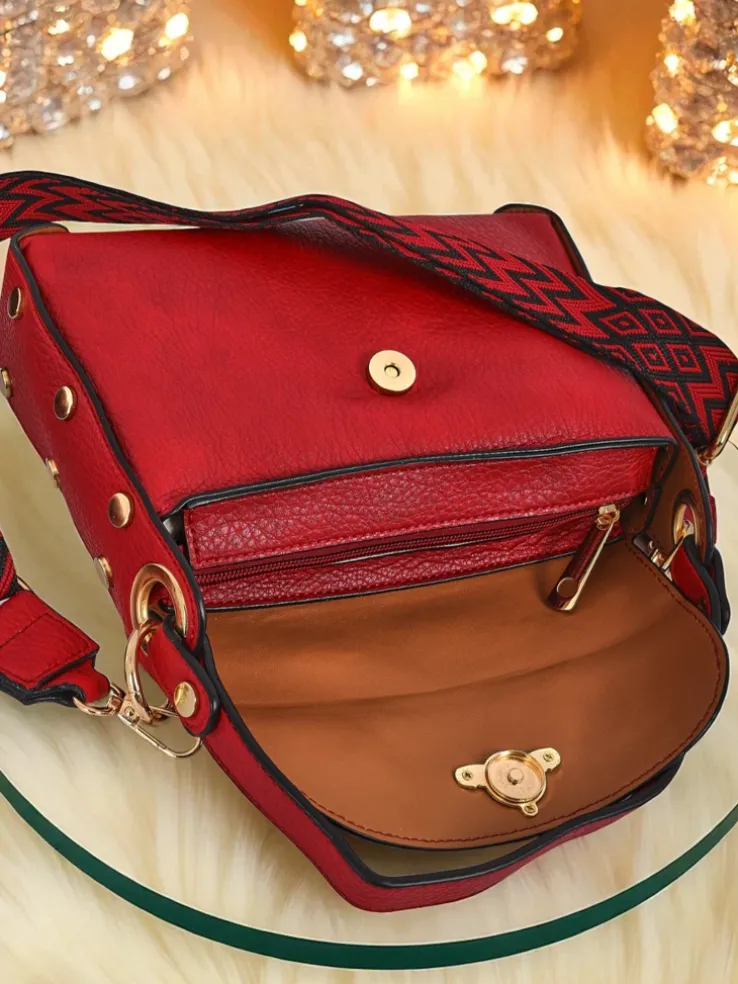 Torebka damska Ariadna Rosso z ekoskóry z ozdobną pszczółką czerwona