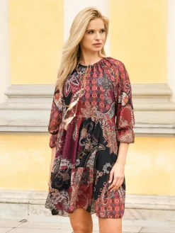 Wzorzysta bordowa krótka sukienka- Odzież