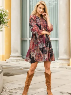 Wzorzysta bordowa krótka sukienka- Odzież