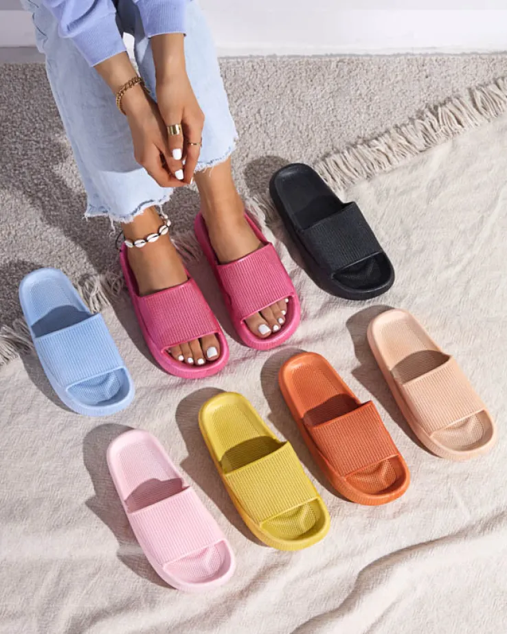 Zielone gumowe klapki z tłoczeniem Torika - Obuwie