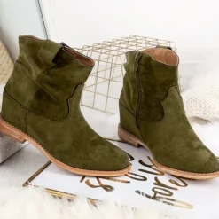 Zielone kowbojki na krytym koturnie Astrit - Obuwie